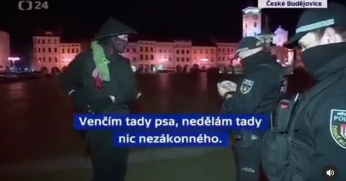 Českí policajti zastavili muža, ktorý vraj venčí psa. Pozri si toho psa!