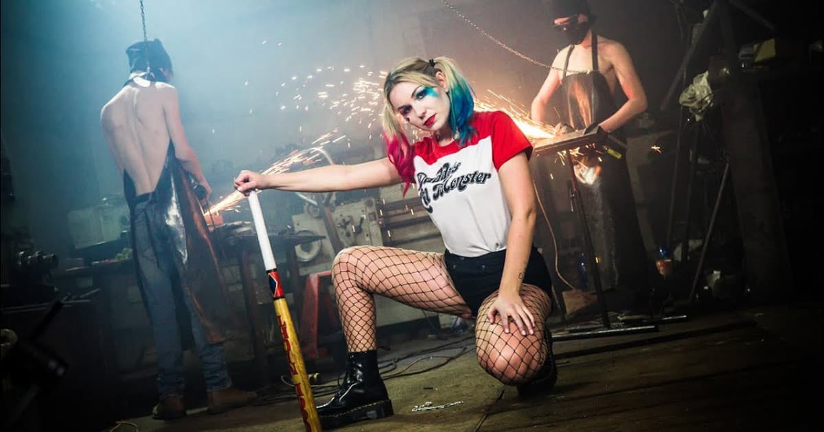 Čerstvý debut Andie J s jemnou inakosťou marvelovského prejavu dotvára našu realitu