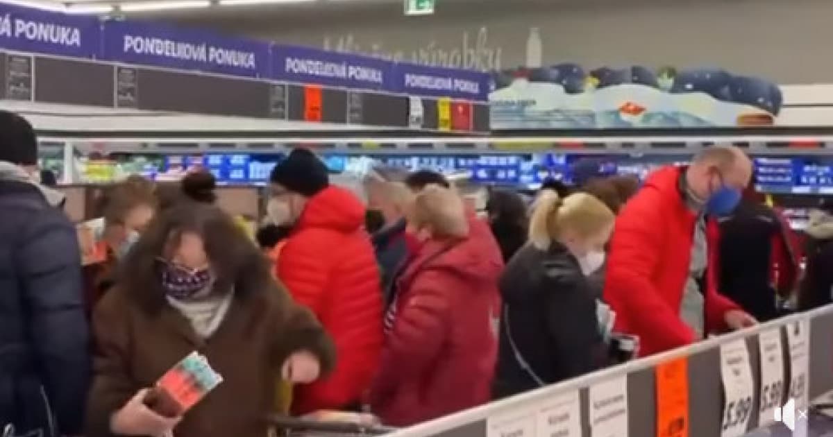 Zabudli na rozostupy a hor sa do tlačenice! Akcia na respirátory spôsobila v slovenskom supermarkete ošiaľ
