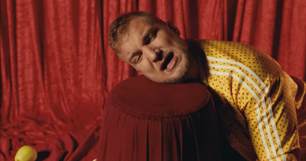 Lukáš Adamec zverejnil videoklip k energickej piesni Zmiluj sa, plný zaujímavých prvkov