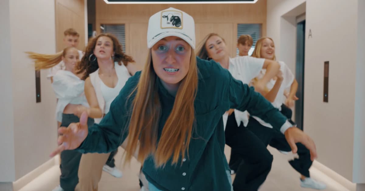 Barbora Piešová s novou anglickou skladbou „Dance Like Me“