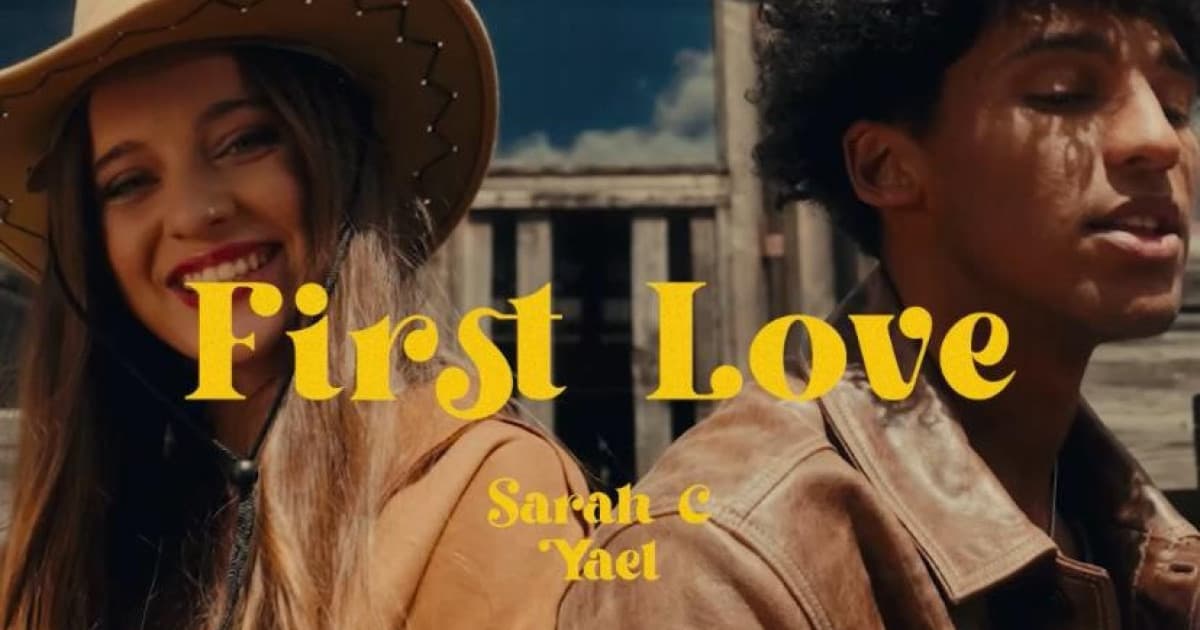 Sarah C a Yael spievajú o svojej "First Love”