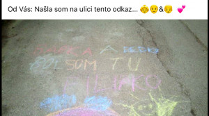 Filipko nemôže byť so svojou babkou a dedkom. Na chodník im preto nakreslil krásny odkaz