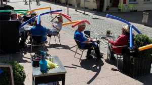 Kaviareň v Nemecku sa vynašla. Zákazníci musia mať kvôli odstupu na hlavách plávacie pomôcky