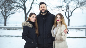 Spoko, frontman kapely Smola a Hrušky, spomína a podporuje rodinu skladbou Na vlnách