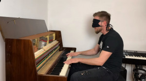 Slovenský klavirista Norbert si rúškom zaviazal oči a začal hrať jednu z najznámejších klavírnych skladieb