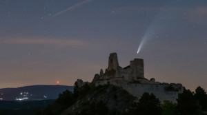 Majo natočil krásne časozberné video preletov kométy NEOWISE nad Slovenskom