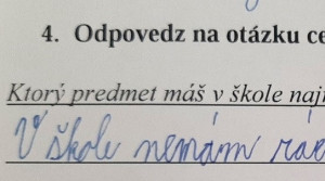 Mal odpovedať celou vetou. Tak odpovedal: „Ešteže učiteľka nehodnotila obsah!“