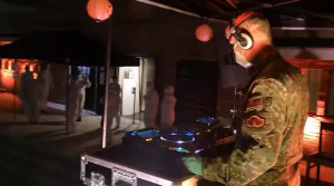Zvládnutie prvého kola testovania oslávili zdravotníci v Žiline takouto párty aj s DJ-om vojakom